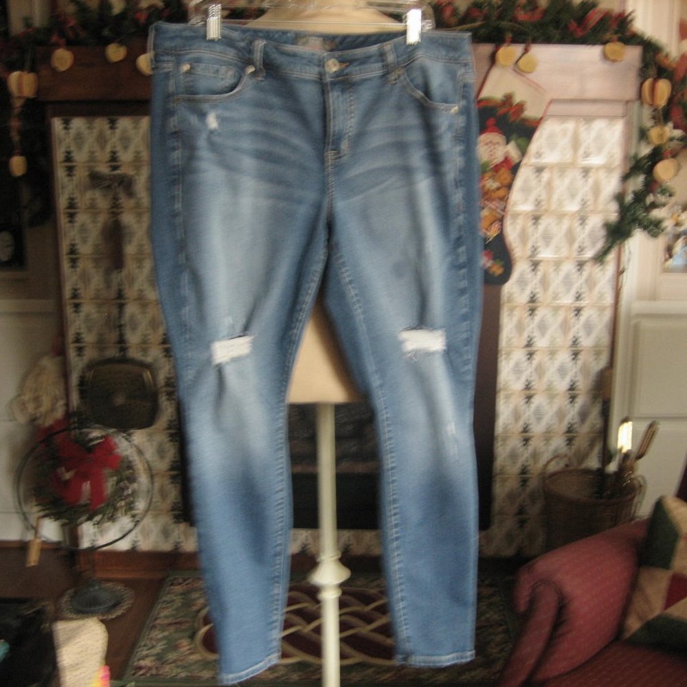 Torrid Blue Denim Jeans Spandex Stretch Torn Distressed Mid Rise Tapered 16T